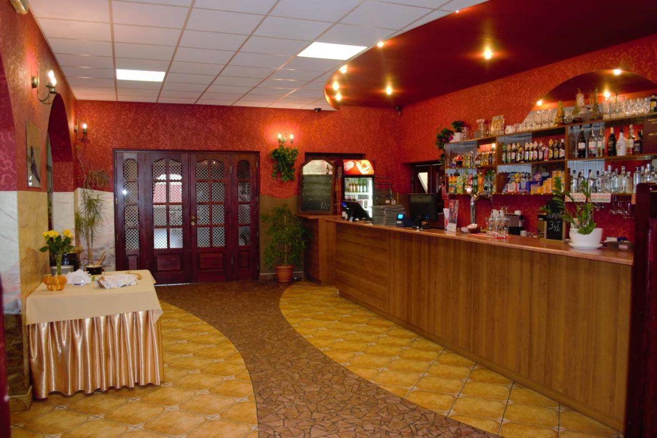 Hotel I Restauracja Jaskolka Alojzow ภายนอก รูปภาพ